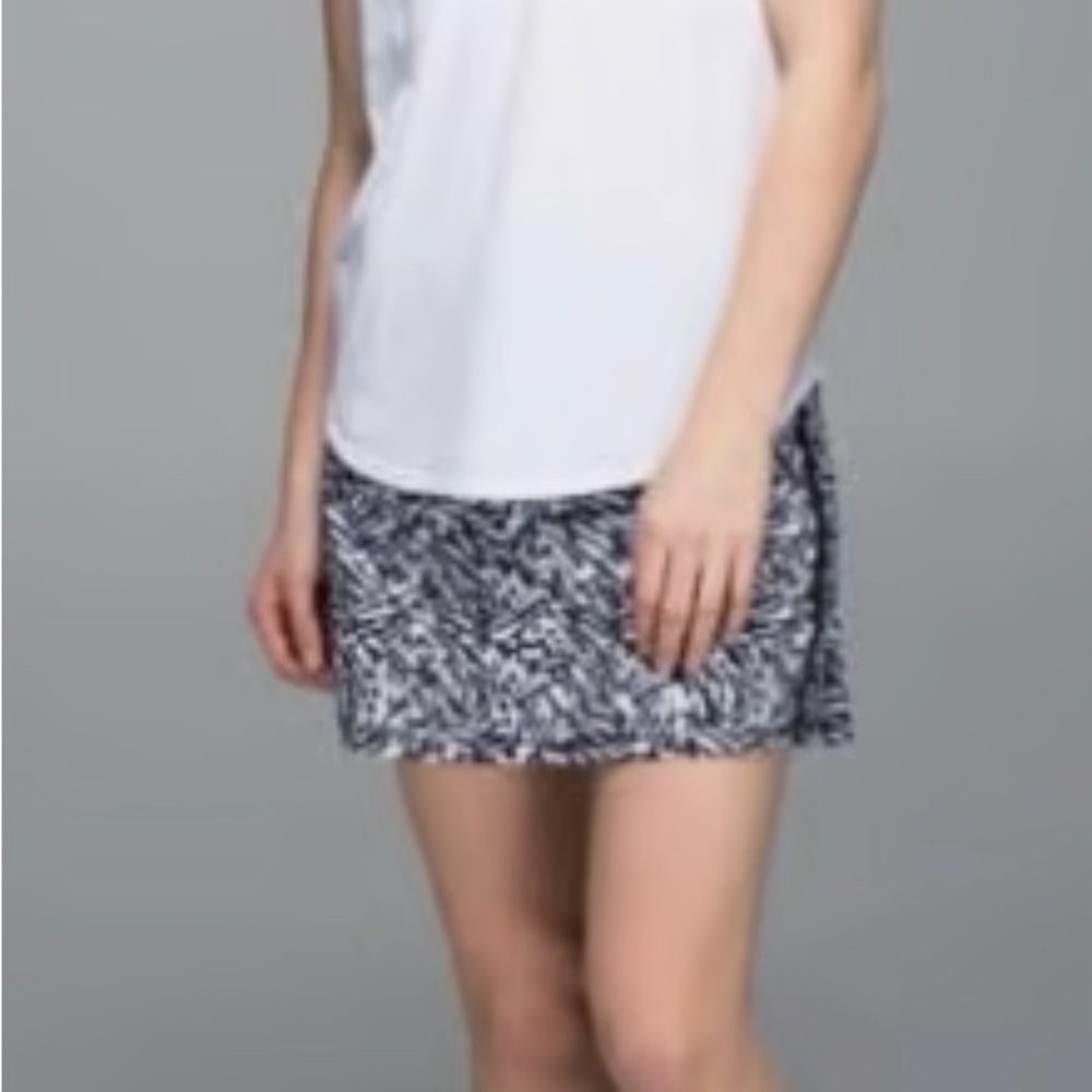Lululemon Pace Rival Skirt II *4-way Stretch 
Women's Black and White Skirt - Picture 3 of 10